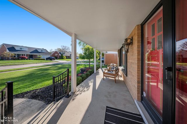 641 Blairmoor Court, Grosse Pointe Woods, MI 48236