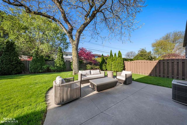 641 Blairmoor Court, Grosse Pointe Woods, MI 48236