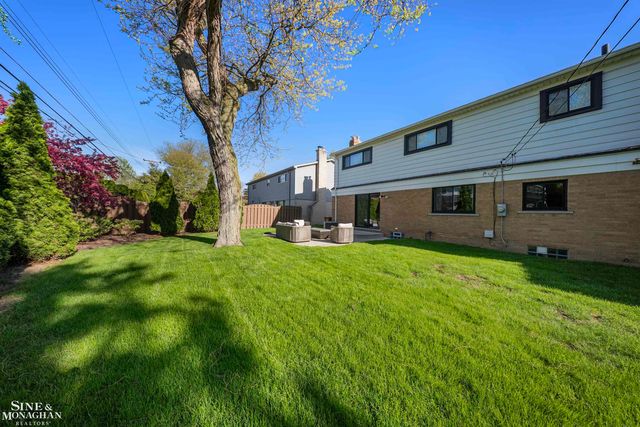 641 Blairmoor Court, Grosse Pointe Woods, MI 48236