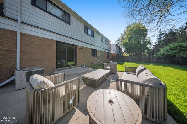 641 Blairmoor Court, Grosse Pointe Woods, MI 48236