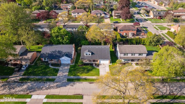 641 Blairmoor Court, Grosse Pointe Woods, MI 48236