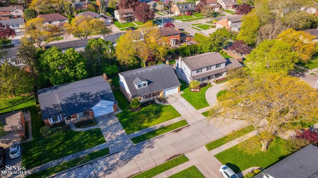 641 Blairmoor Court, Grosse Pointe Woods, MI 48236