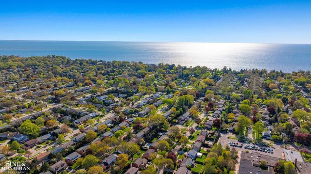 641 Blairmoor Court, Grosse Pointe Woods, MI 48236