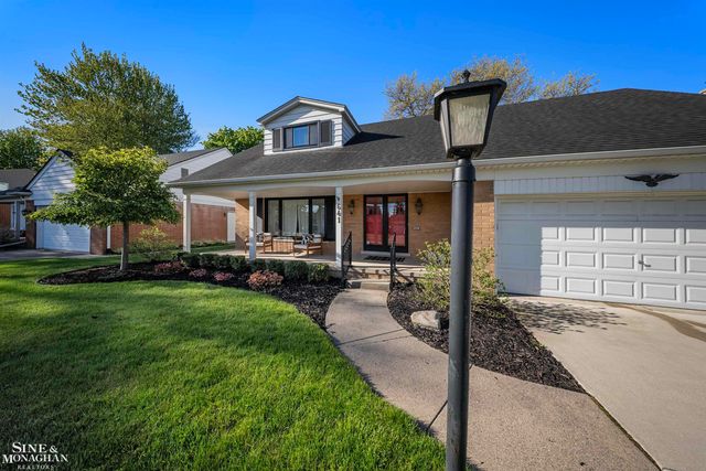 641 Blairmoor Court, Grosse Pointe Woods, MI 48236