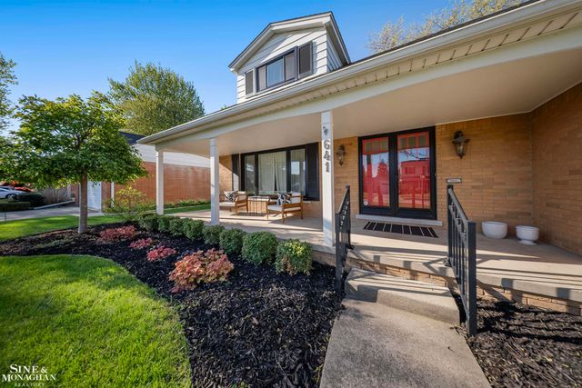 641 Blairmoor Court, Grosse Pointe Woods, MI 48236