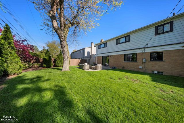 641 Blairmoor Court, Grosse Pointe Woods, MI 48236