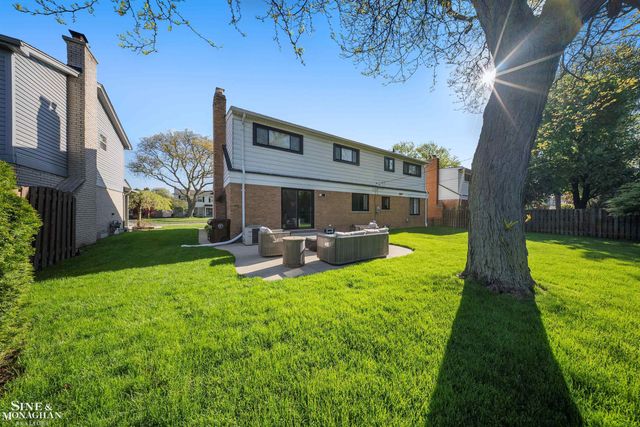 641 Blairmoor Court, Grosse Pointe Woods, MI 48236