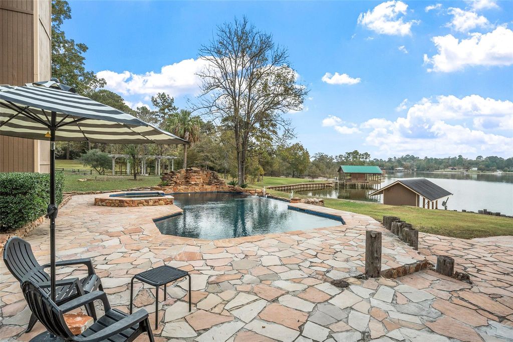 186 Lake Road, Riverside, TX 77320