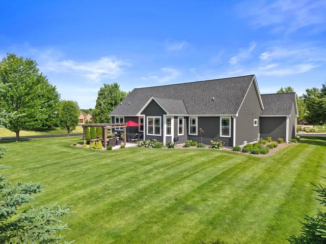 W349N5830 Sunflower COURT, Oconomowoc, WI 53066