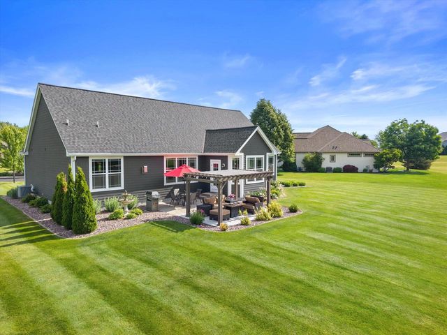 W349N5830 Sunflower COURT, Oconomowoc, WI 53066