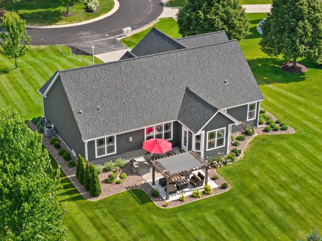 W349N5830 Sunflower COURT, Oconomowoc, WI 53066