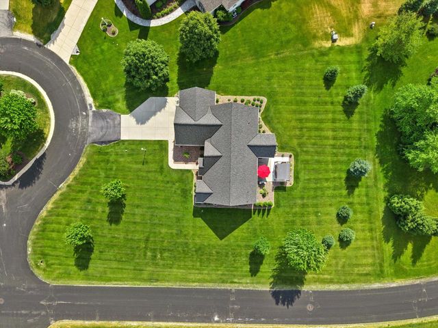 W349N5830 Sunflower COURT, Oconomowoc, WI 53066