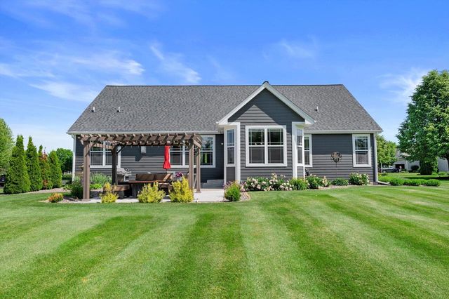 W349N5830 Sunflower COURT, Oconomowoc, WI 53066