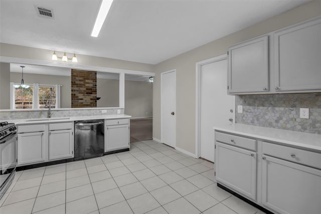 10 Treadwell Place, The Woodlands, TX 77381