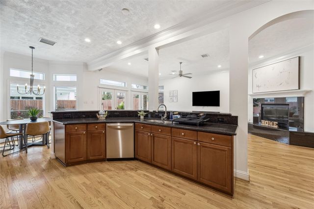 5346 Mcculloch Circle, Houston, TX 77056