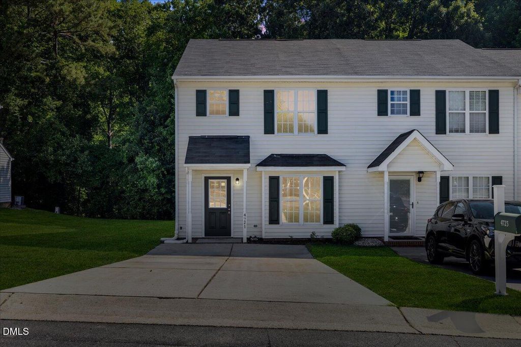 4721 Tanglewood Oaks Street, Raleigh, NC 27610
