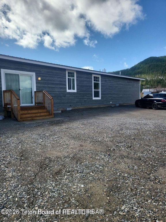 360 WOODEN SPUR Drive, Alpine, WY 83128 photo 2