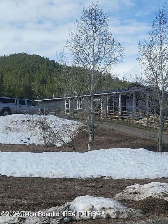 360 WOODEN SPUR Drive, Alpine, WY 83128 photo 5