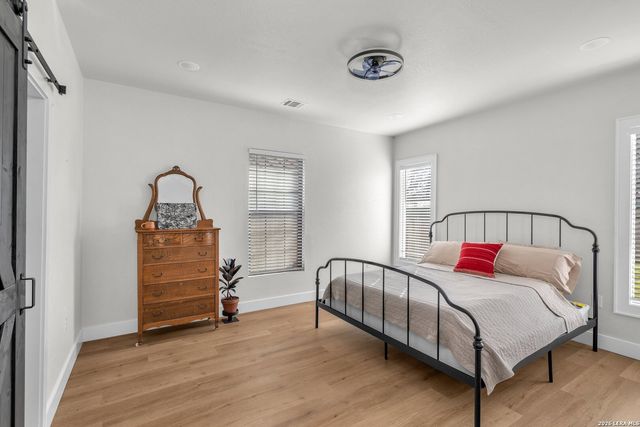 554 E Mitchell St, San Antonio, TX 78210