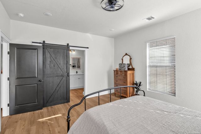 554 E Mitchell St, San Antonio, TX 78210