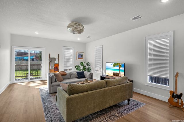 554 E Mitchell St, San Antonio, TX 78210