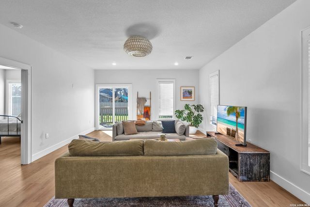 554 E Mitchell St, San Antonio, TX 78210