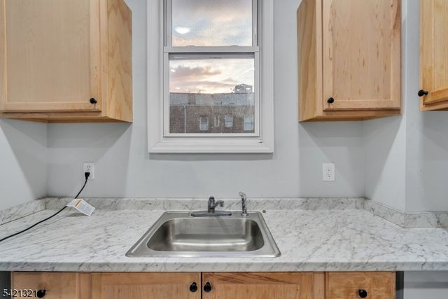 90 Park Ave, Paterson City, NJ 07501