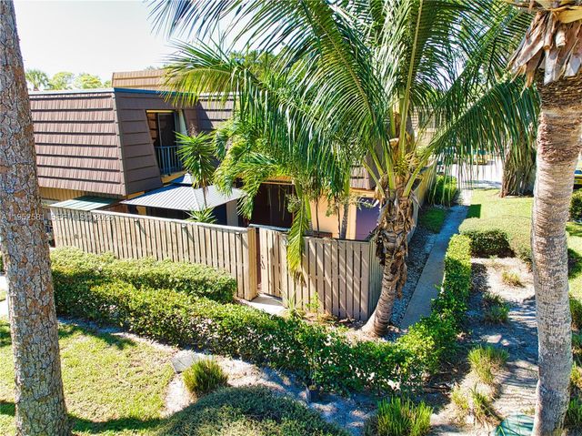 1419 14th Ct, Palm Beach Gardens, FL 33410