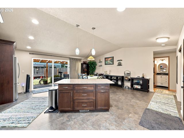 5327 Ne SIMPSON St, Portland, OR 97218