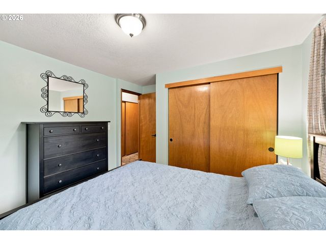 5327 Ne SIMPSON St, Portland, OR 97218