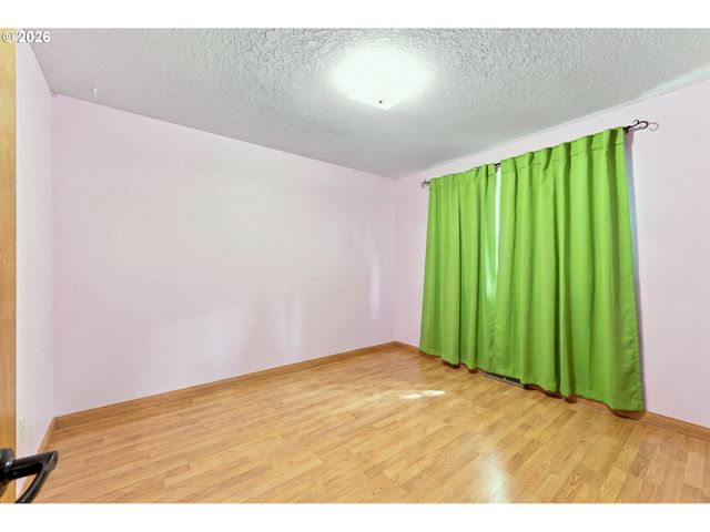 5327 Ne SIMPSON St, Portland, OR 97218