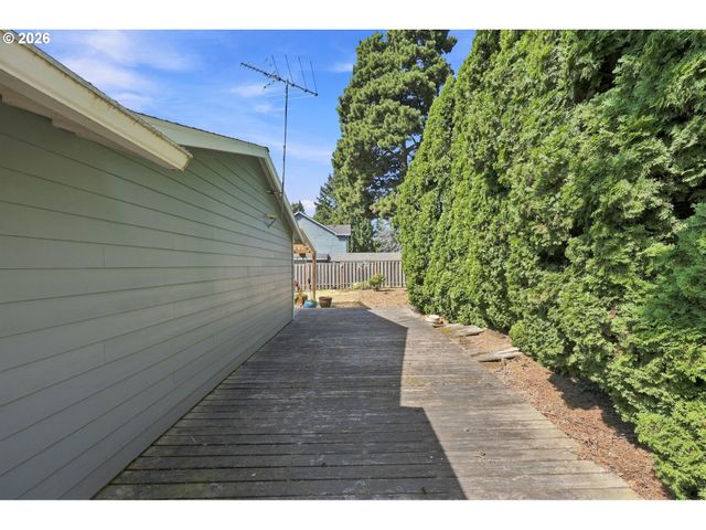 5327 Ne SIMPSON St, Portland, OR 97218