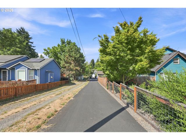 5327 Ne SIMPSON St, Portland, OR 97218