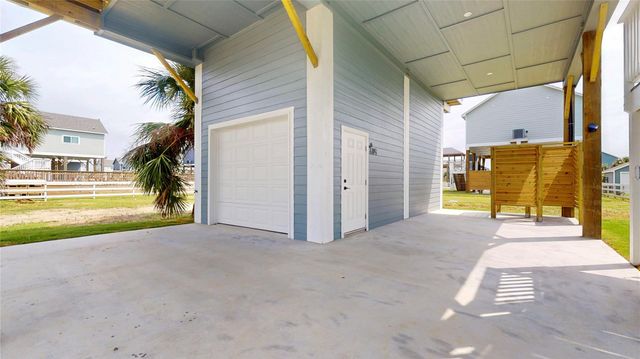1062 Shady Lane, Gilchrist, TX 77617