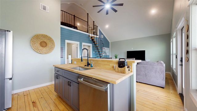 1062 Shady Lane, Gilchrist, TX 77617