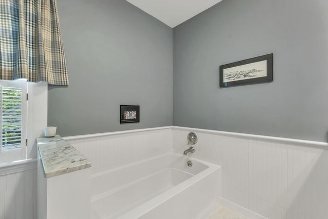 20 Governor Wentworth Highway, Tuftonboro, NH 03816