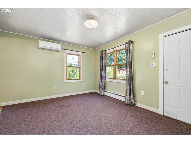 2570 EMERALD St, Eugene, OR 97403