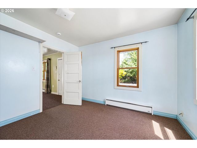 2570 EMERALD St, Eugene, OR 97403
