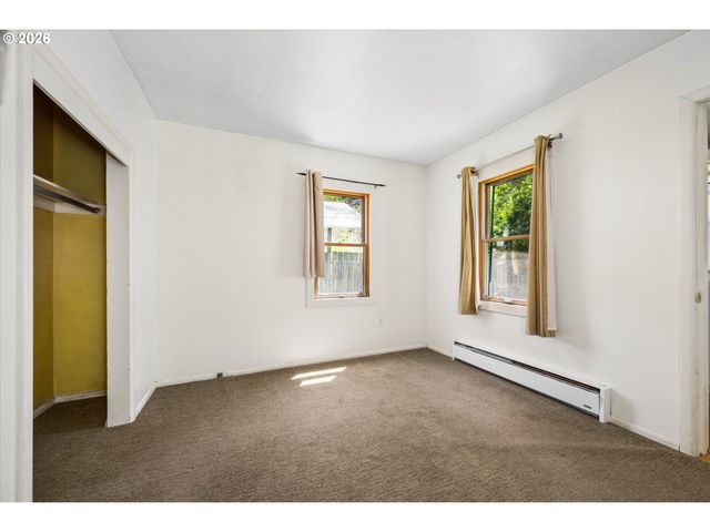 2570 EMERALD St, Eugene, OR 97403