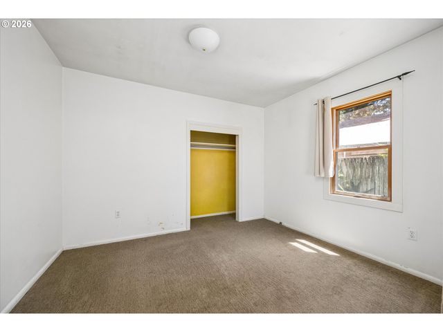 2570 EMERALD St, Eugene, OR 97403