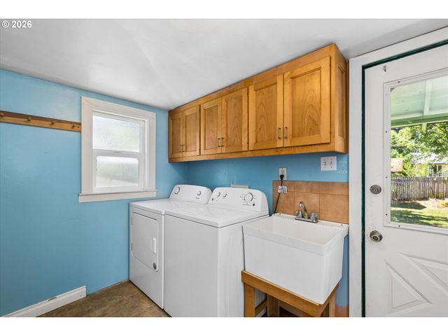 2570 EMERALD St, Eugene, OR 97403