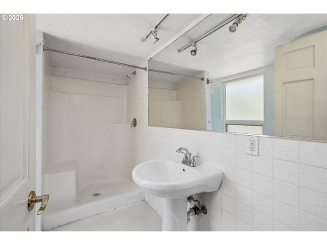 2570 EMERALD St, Eugene, OR 97403