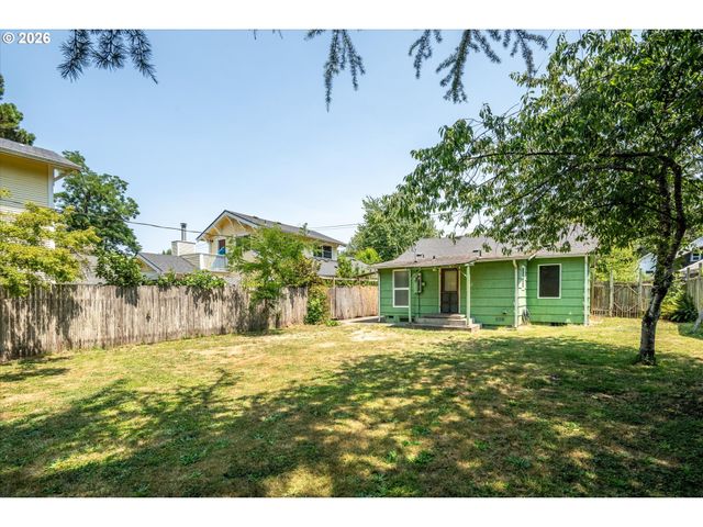 2570 EMERALD St, Eugene, OR 97403