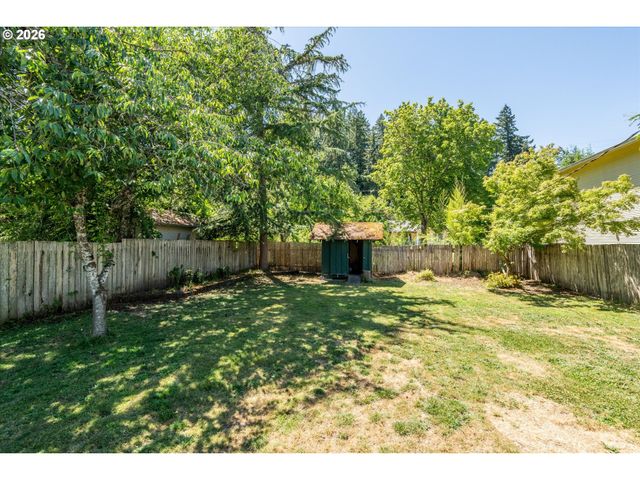 2570 EMERALD St, Eugene, OR 97403