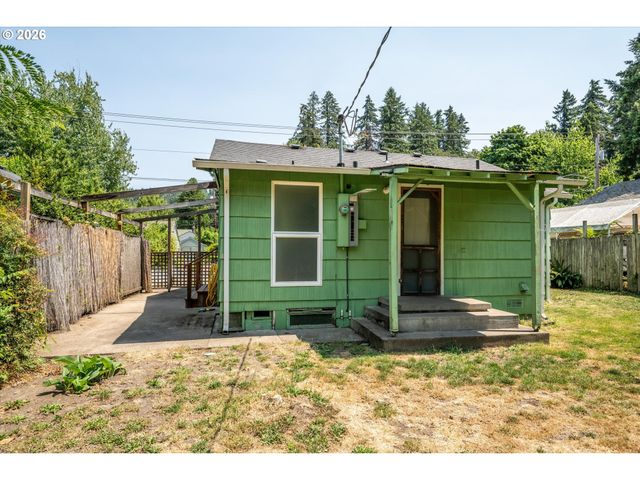 2570 EMERALD St, Eugene, OR 97403
