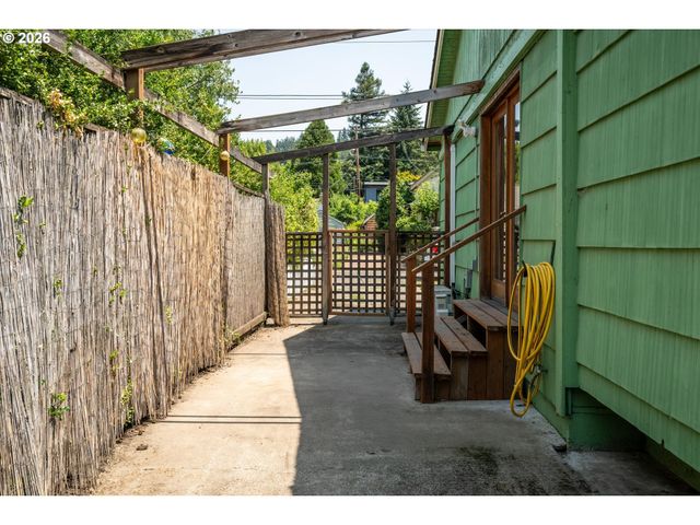 2570 EMERALD St, Eugene, OR 97403