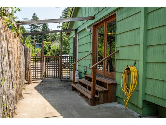 2570 EMERALD St, Eugene, OR 97403