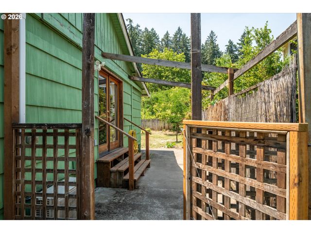 2570 EMERALD St, Eugene, OR 97403