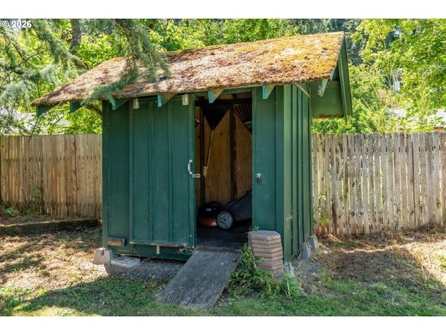 2570 EMERALD St, Eugene, OR 97403