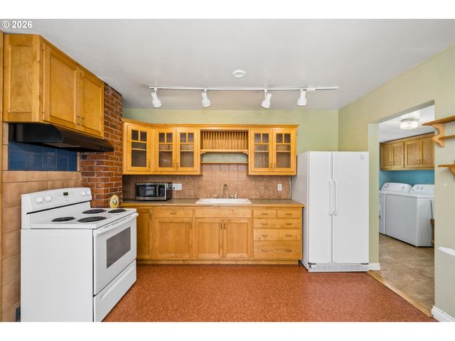 2570 EMERALD St, Eugene, OR 97403